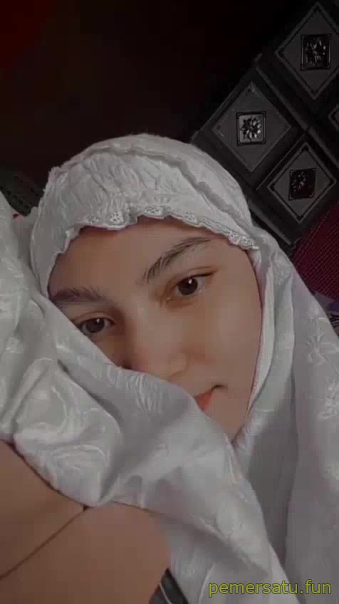 P1 Jilbab Anggun Ternyata Suka Colmek Sendiri