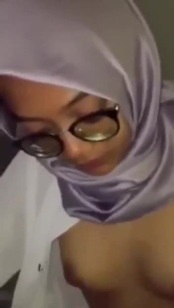 Thumbnail untuk Ngentod Cewe Jilbab Poophd Video Tele terabox Malam