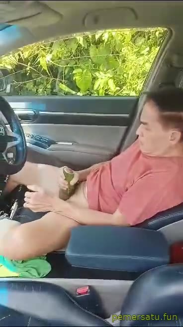 Mobil Bapak Lagi Ngocok Pakai Timun Di