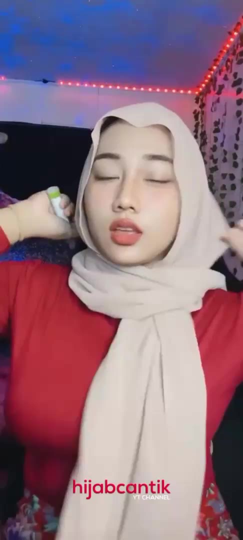 Cantik Merah Membara Jilbab