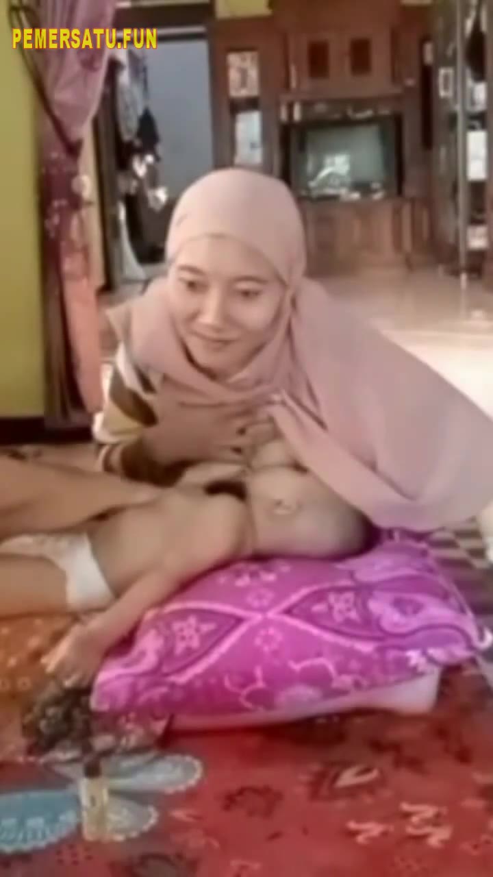 Anak Mama Muda Cantik Jilbab Menyusui
