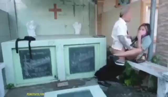 Cina Bolos Sekolah Mampir Ke Kuburan
