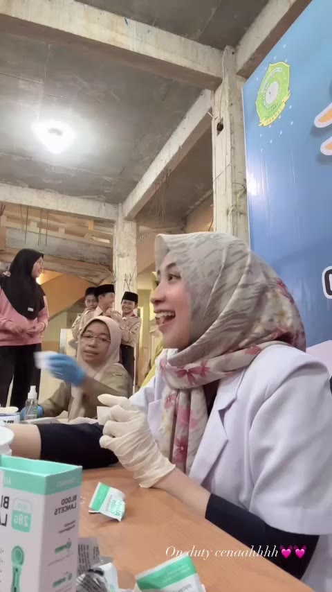 Azkia Bu Dokter Jilbab Cantik Yang Lagi Viral