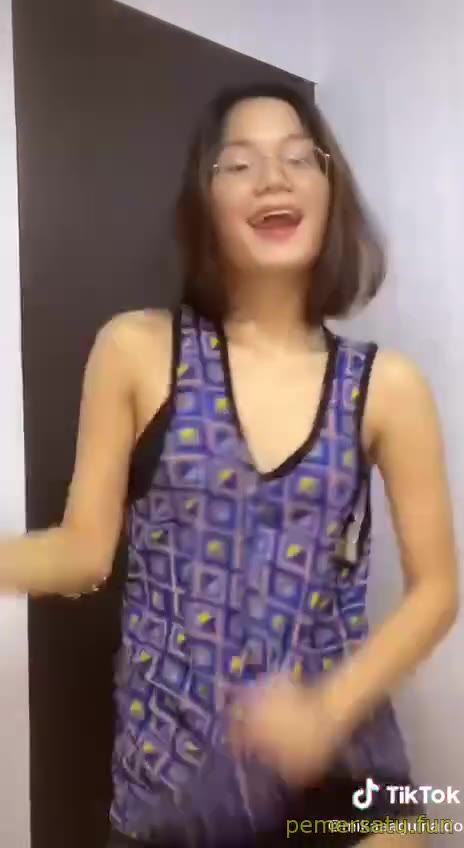 P4 Juli Agustina Kacamata Murah Senyum