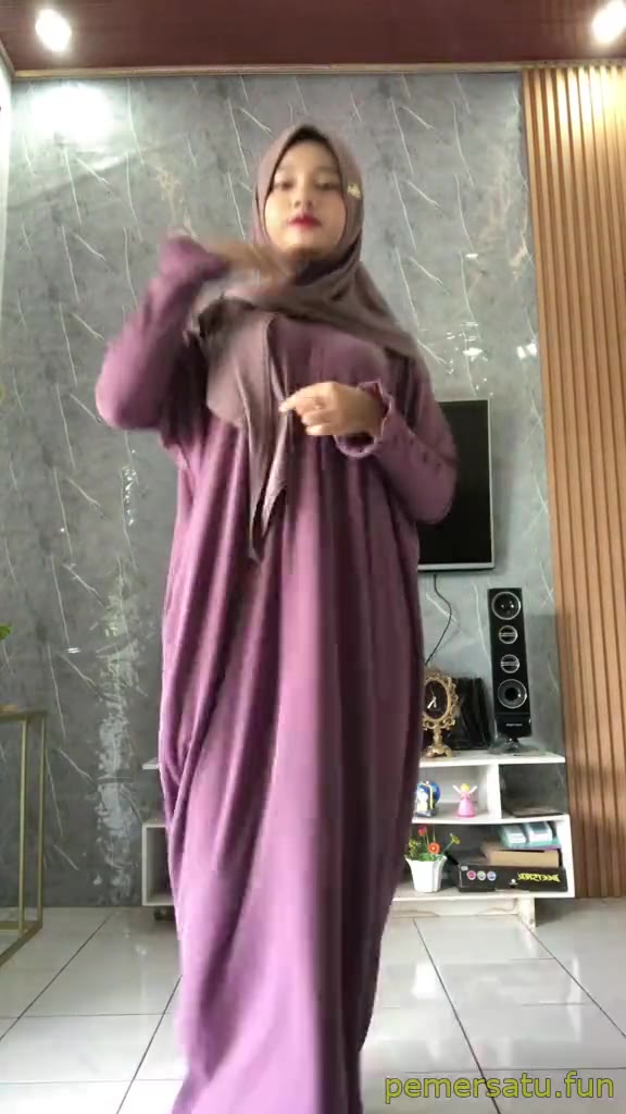 P1 Hijab Tiktoker Manis 18yo Abg Dientot Ditemani Kawan Threesome