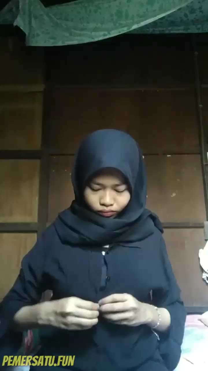 Video Jilbab Hitam Abg 18yo Kirim