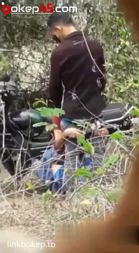 Semak Intip Pasangan Mesum Di Semak -