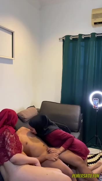 P6 Dua Hijab Threesome Menggilir Kontol Gede