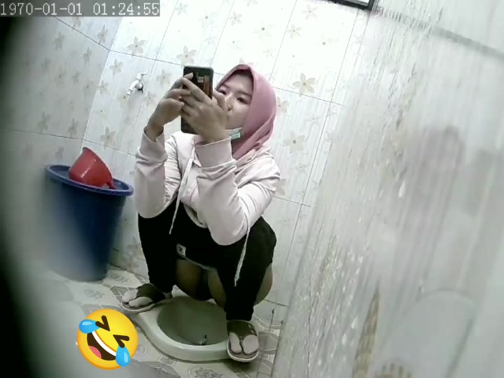 Thumbnail untuk Ngintib Hijab Pipis Toilet Umum Video terbaru Doods