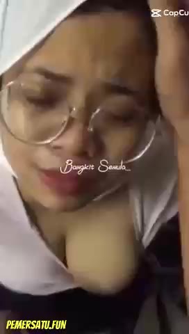 338) Jilbab Putih Kacamata Udah Sange Kocok Kontol(2023 06 25 18 26 20