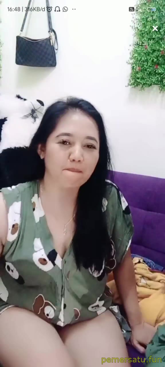 Selingkuhan Tante Ciuman Dengan