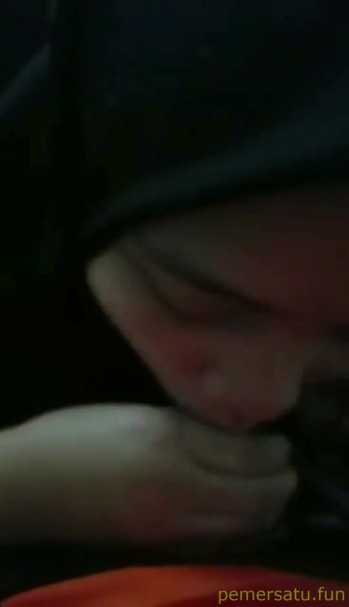 P8 Hijab Hitam 19yo Sepong Kontol Tanpa Sunat