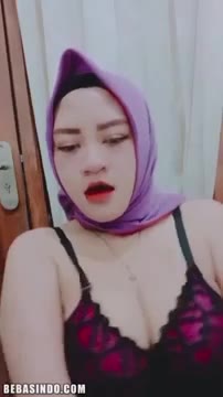Thumbnail untuk Bokep Indo Viral Jilbab Ungu Tante Tobrut Colmek