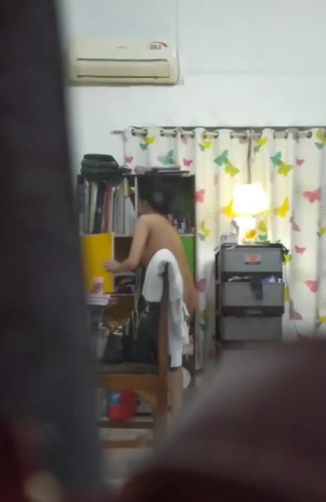 Dikamar Ngintip Kakak