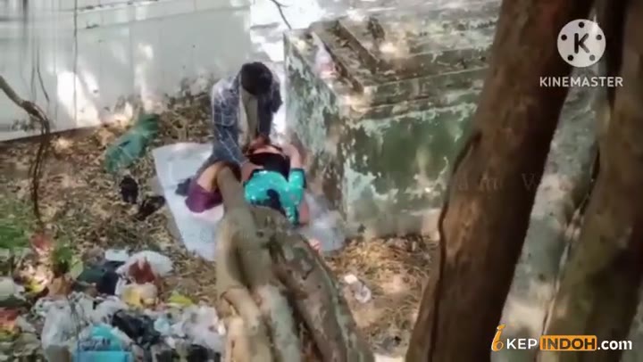 Thumbnail untuk Bokep Indo Ngintip Pasangan Lagi Mesum Di Kuburan