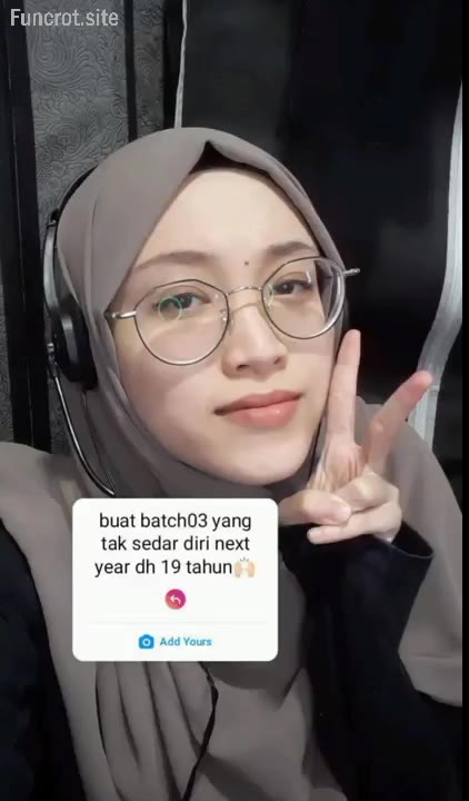 Thumbnail untuk Ukhti Cantik Kaca Mata Pamer Toket Bokep Indo