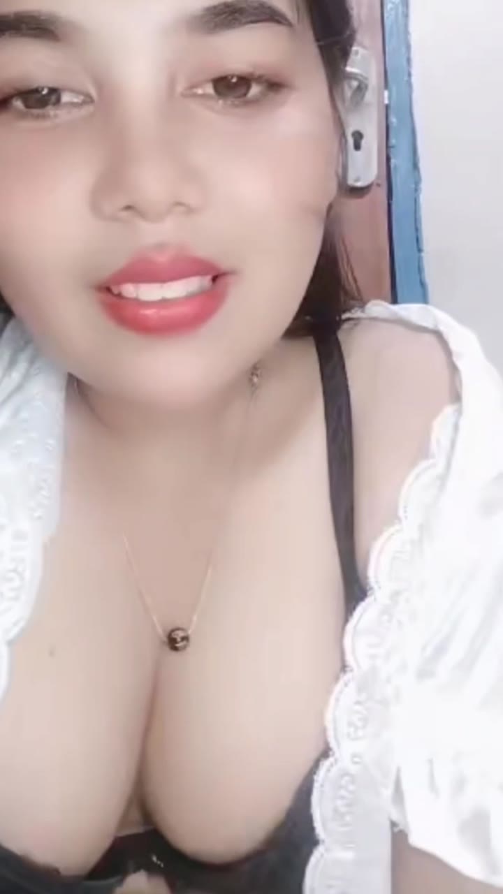 Thumbnail untuk Viral Tante Semok Pamer Belahan Seksi Mulus Mantul