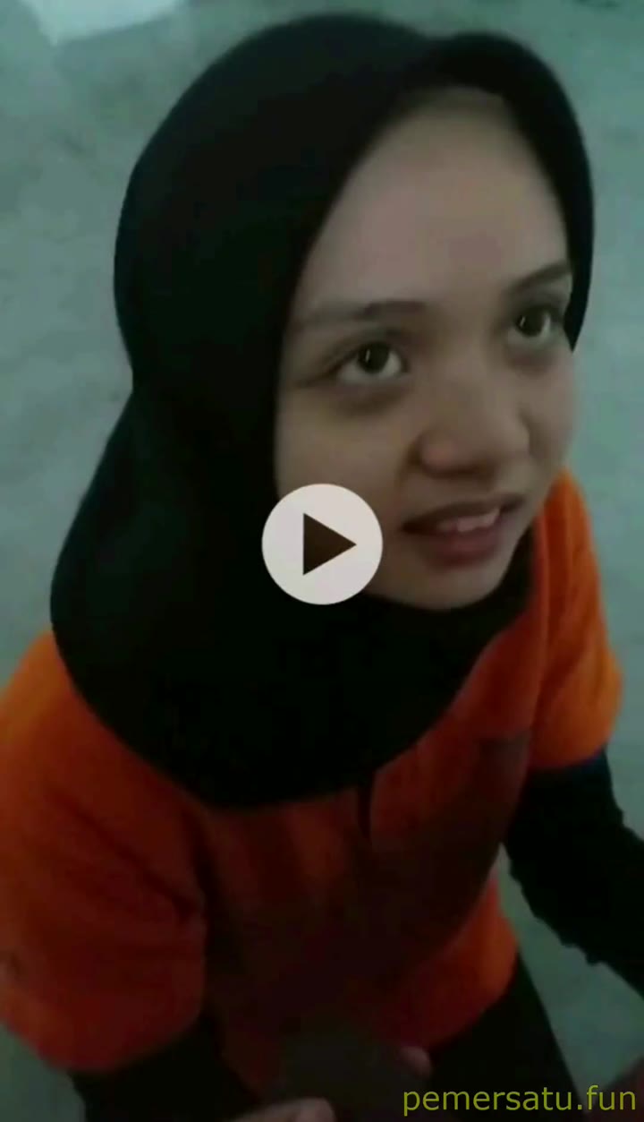 P3 Hijab Hitam 19yo Sepong Kontol Tanpa Sunat