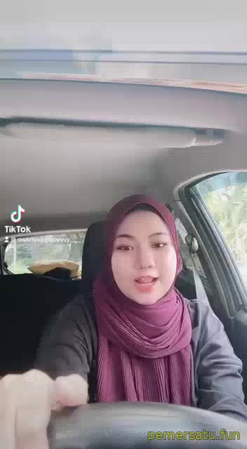P16 Arinah Jilbab Binal Suka Bikin Status IG