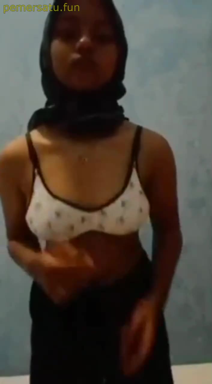 P33 Lesyah Abg Hijab 18yo Sange Colmek