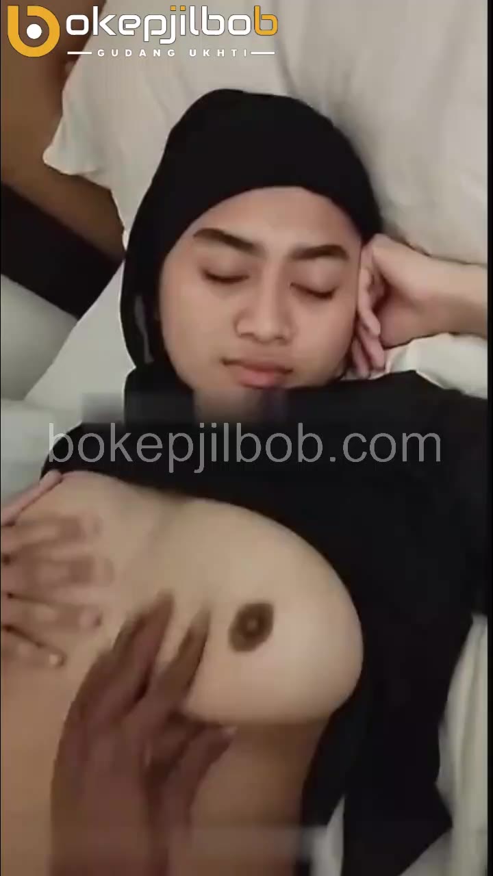 Thumbnail untuk Jilbab Tobrut Keenakan Di Colmekin Ayang twitter bokep