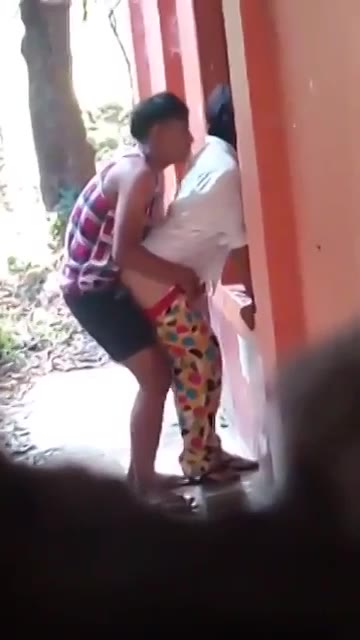 Rumah Ngintip Orang Pacaran Di Belakang