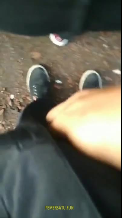 (new) Eksib Gesekin Batang Ke Cewek Celana Hitam Lagi Nungging