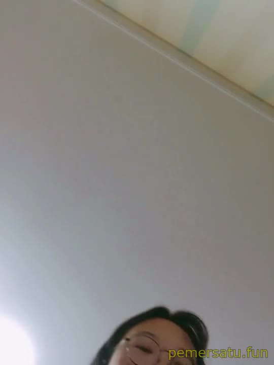 P1 Chindo Kacamata 18yo Minum Kencing Sendiri