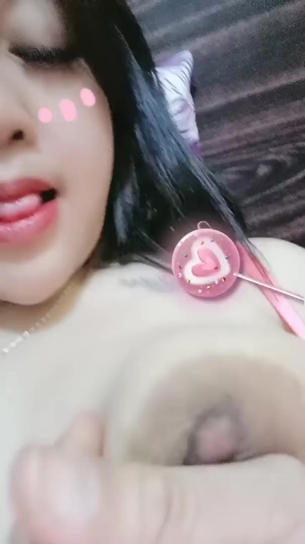 Sange Sepong Dildo Permen Sambil Elusin Memek
