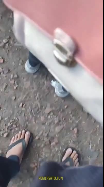 (new) Berani Banget Eksib Coli Di Keramaian Crot Di Tas Cewek