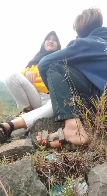 Teh Nyusu Sama Ayang Hijab Di Kebun