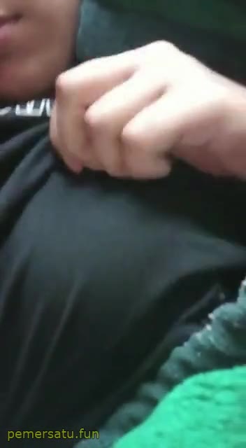 P16 Uma Tobrut 18yo Lepas Pakaian Colok Memek