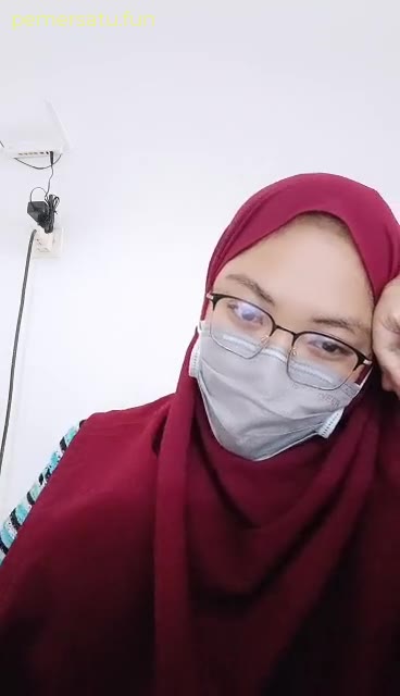 Toket Jilbab Maroon Kacamata Spill