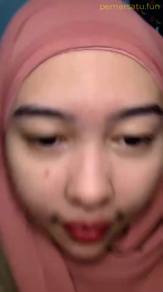 Thumbnail untuk Jilbab Mulus Bening Memek Becek Dicolok Sendiri 1