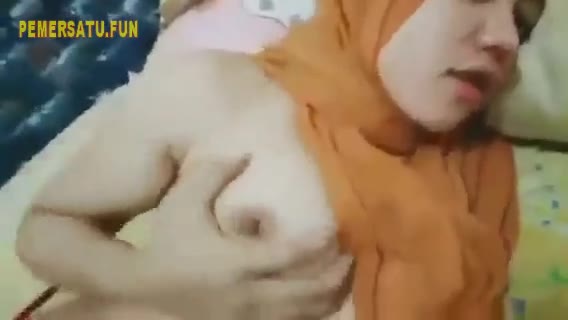 (new) Jilbab Oranye Pamer Body Sambil Remas Nenen Di Depan Kamera