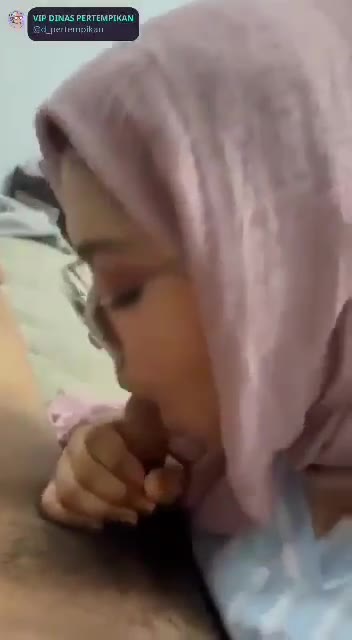 Cewek Jilbab Tembem Kacamata Hobi Nyepong
