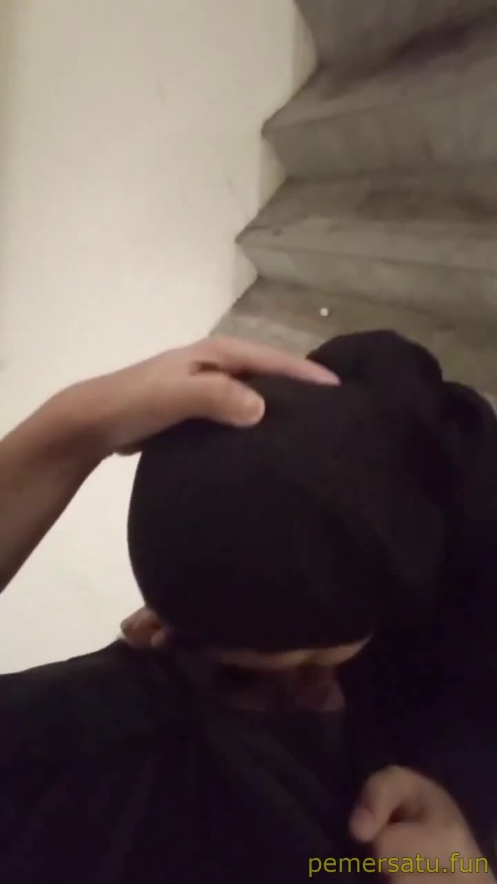  viral porno jilbab sepong kontol panjang di tangga