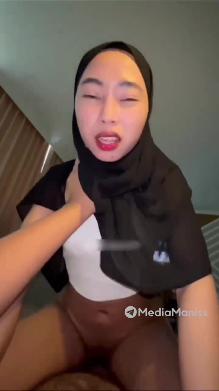 Thumbnail untuk Hijab Hitam Goyang Diatas Sambil Ditabok Tabokin Ngentot