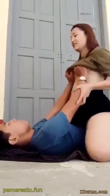Istri Entot Adik Ipar Depan Pintu Takut Ketauan