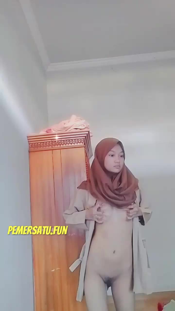 P9-merged-1684499213143 Viral Jilbab Cantik 18yo Pulang Sekolah Pap Susu