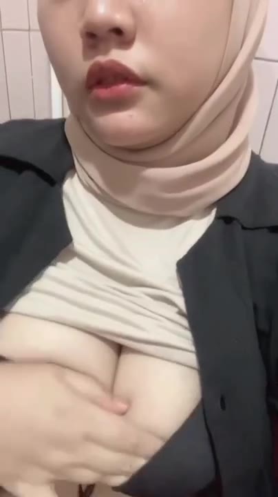 Thumbnail untuk Gadis Hijab Toge Binal Pamer Susu Gede Terbaru