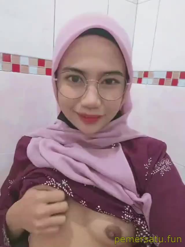 P10 Ukhti Isyifa Jilbab Kacamata Binal