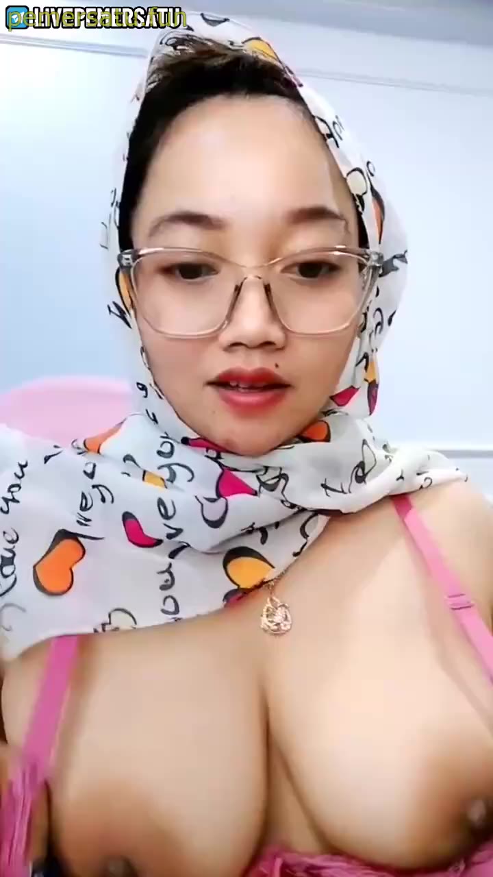 P2 Jilbab Kacamaata Montok Birahi