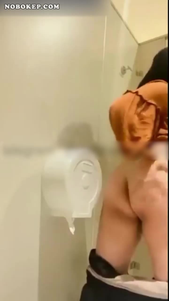 Thumbnail untuk Bokep Indo Abg Jilbab Spill Body Di Toilet