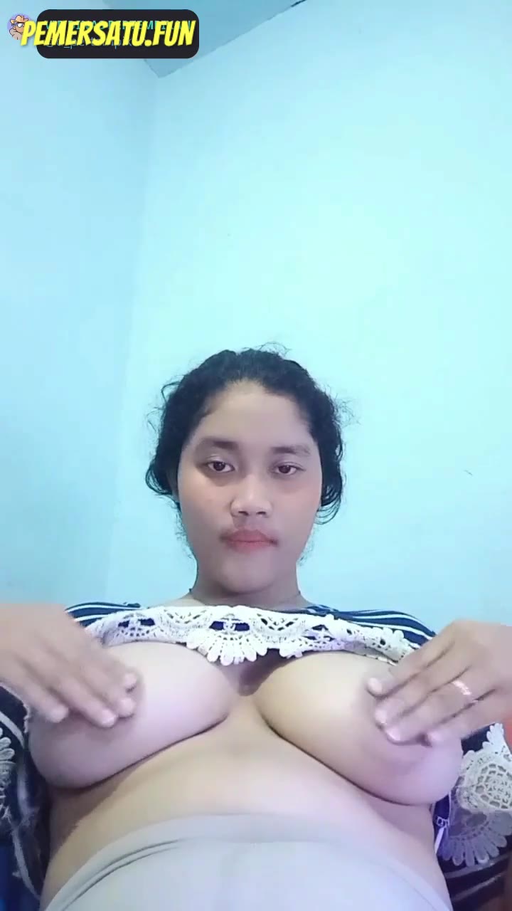 Toge Sagita Jilbab Kaus Belang Mainkan Tetek Padu