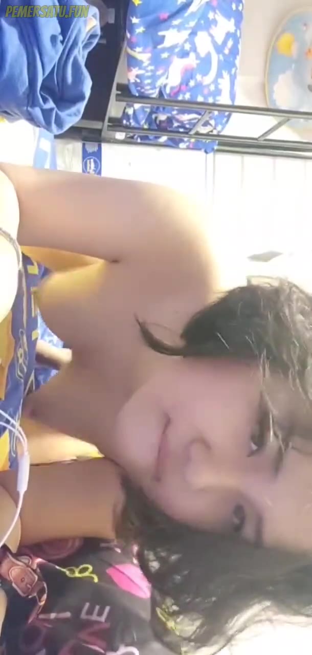 P2 Baju Hijau Toket Mengkal Colok Memek