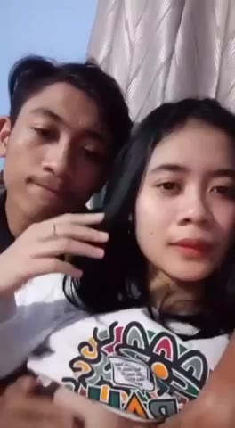 Thumbnail untuk Nyusu Tetek Pacar Hijabers tante yona Download simontok