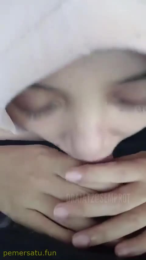 Crot Jilbab Pegawai Bank Yang Pernah Viral Sepong Dientot