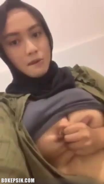 Thumbnail untuk Bokep Indo Hijab Zilla Pap Toket Di Toilet 1
