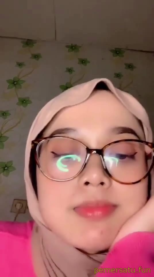 P2 Hijab Baju Pink Kacamata Spill Toket Mulus Putih